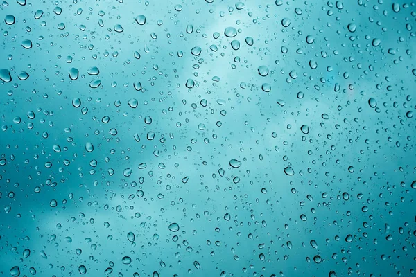 Druppel van het water van de regen op glas — Stockfoto