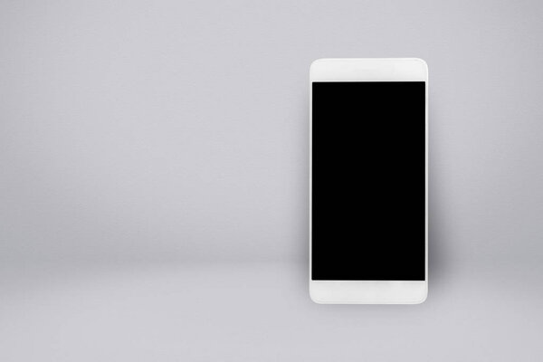 Смартфон на фоне градиентной стены
.