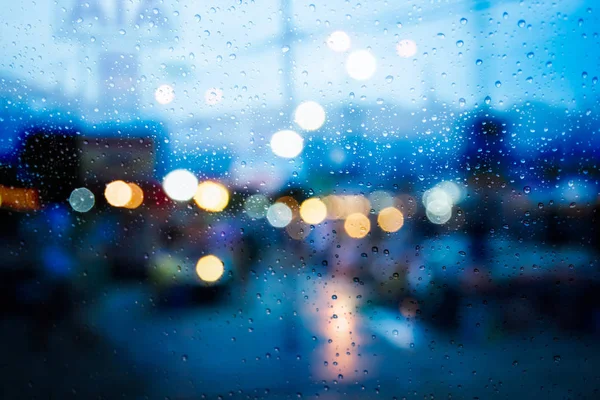 Upuść na okno samochodu z miasta deszczowa noc — Zdjęcie stockowe