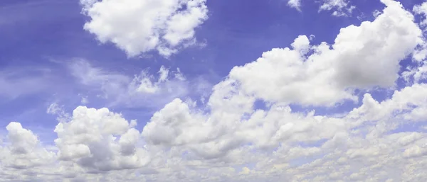 Panorama céu e nuvem. — Fotografia de Stock