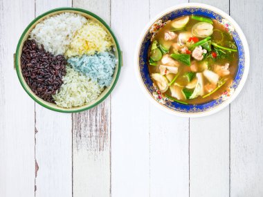 Pişmiş pirinç kase ahşap arka plan üzerinde Tayland gıda.