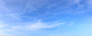 Panorama gökyüzü ve bulutlar arka plan.