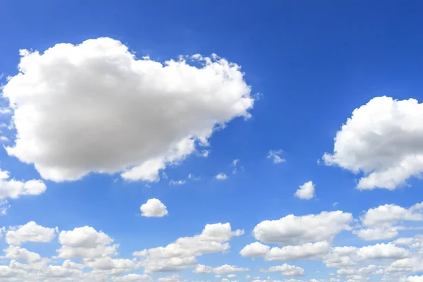 Wolken met blauwe lucht achtergrond. — Stockfoto