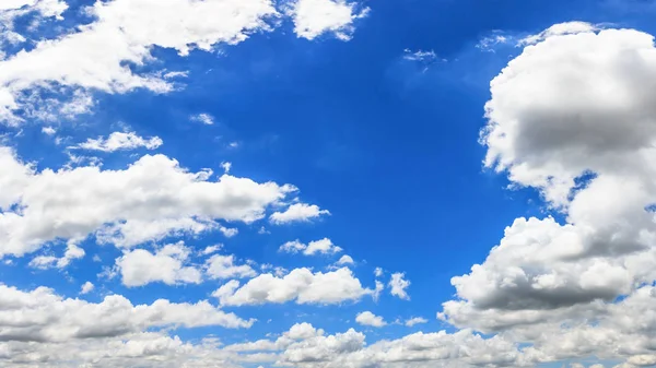 De lucht en de wolken achtergrond Panorama. — Stockfoto