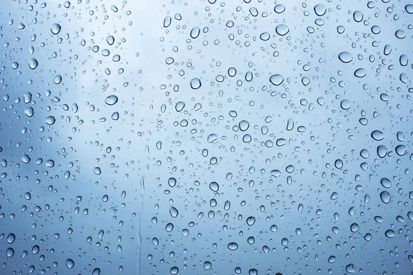 Druppel van het water van de regen op glas — Stockfoto