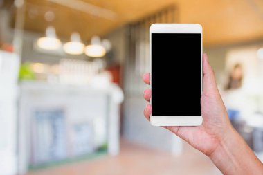 blurr boş siyah perde ile beyaz cep telefonu tutan el