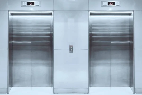 モダンなロビーで密室エレベーター — ストック写真
