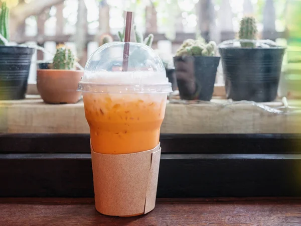 Ahşap masa üzerinde sütlü çay Tay buz.