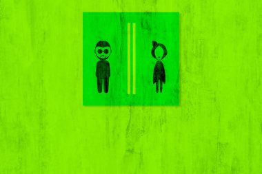 Tuvalet yeşil duvar arka plan üzerinde oturum.