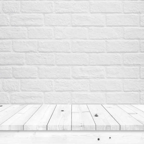 Mesa de madera vacía con textura de pared de ladrillo blanco . — Foto de Stock