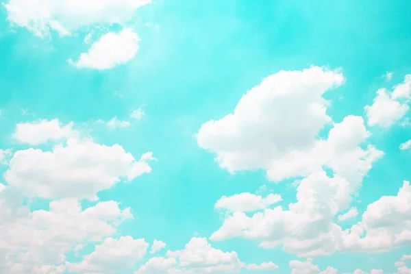 Bulutlar ile mavi gökyüzü arka plan.-Vintage renk tonu. — Stok fotoğraf
