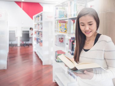 Üniversite öğrenci okuma kitap kütüphane