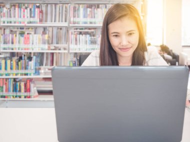 Güzel öğrenci dizüstü Kitaplığı'nda kullanma