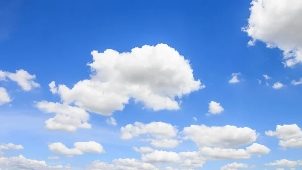 De lucht en de wolken achtergrond Panorama. — Stockfoto