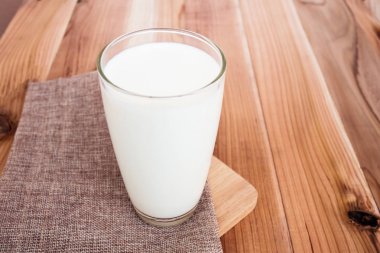 süt cam ahşap masa üzerinde