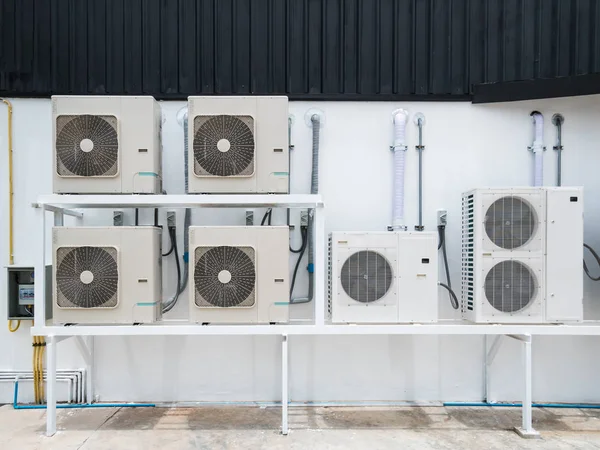 Nya air conditioner utomhusenheter utanför byggnaden — Stockfoto