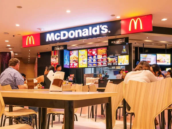 McDonald 's в торговом центре, Таиланд — стоковое фото