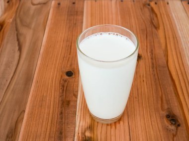 süt cam ahşap masa üzerinde