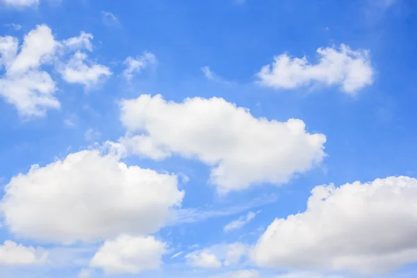 Wolken met blauwe lucht achtergrond. — Stockfoto