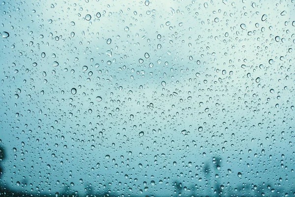 Druppel van het water van de regen op glas — Stockfoto