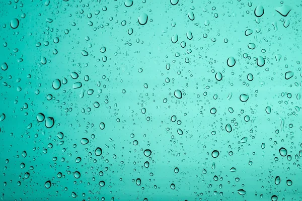 Goutte d'eau de pluie sur verre — Photo