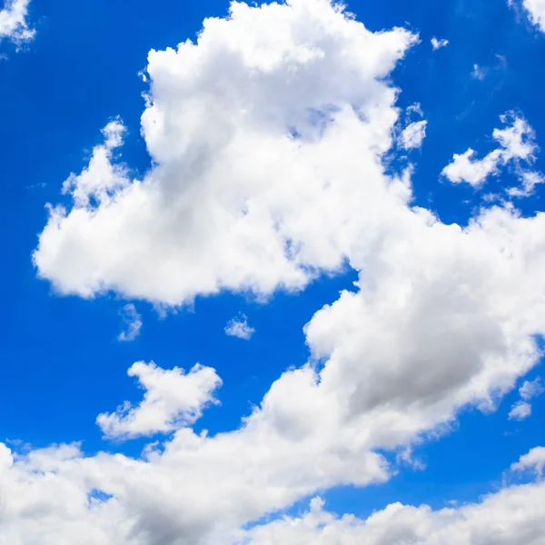 Wolken met blauwe lucht achtergrond. — Stockfoto