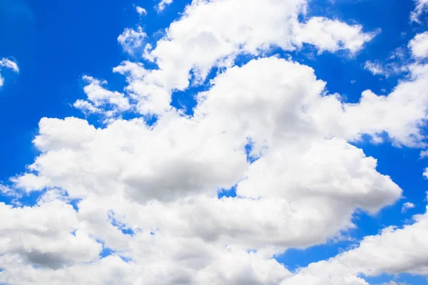 Wolken met blauwe lucht achtergrond. — Stockfoto