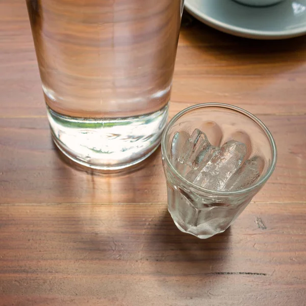 テーブルの上の水のガラス — ストック写真