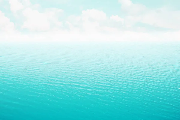하늘 배경으로 바다 물 표면 — 스톡 사진