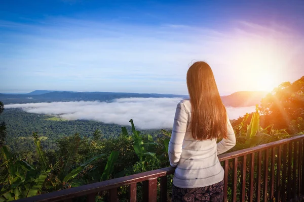 Mulher viajante olhando mar de névoa em Khao Kho, Tailândia . — Fotografia de Stock