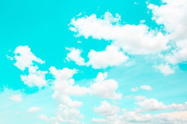 Mavi gökyüzü arkaplanlı bulutlar.