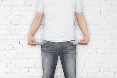 Adam boş ceplerini gösteriyor.