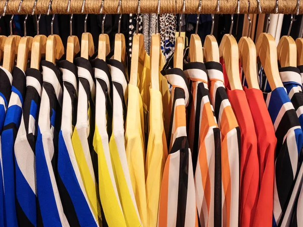 Abbigliamento sulla gruccia nel negozio moderno — Foto Stock