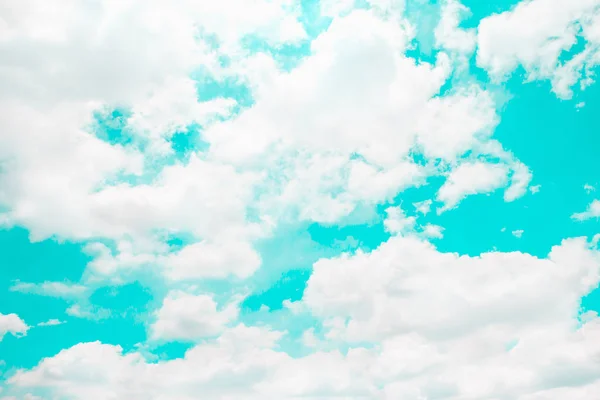 Mavi gökyüzü arkaplanlı bulutlar. — Stok fotoğraf