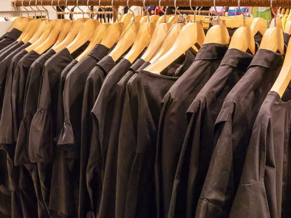 Abbigliamento sulla gruccia nel negozio moderno — Foto Stock