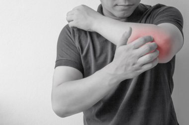 Adam çizik kaşıntı el ile