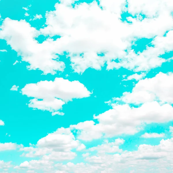 Bulutlar mavi gökyüzü arka plan - Vintage renk tonu ile — Stok fotoğraf