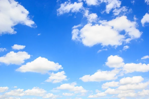 Wolken met blauwe lucht achtergrond. — Stockfoto