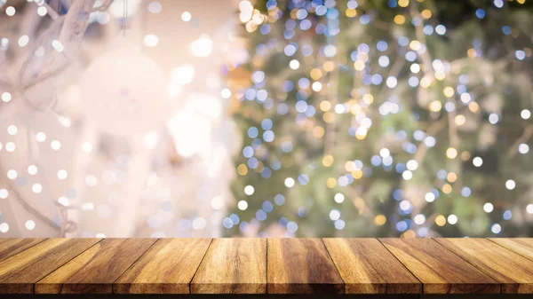 Ahşap masa üstü üzerinde Noel ağacı arka plan bulanıklık.