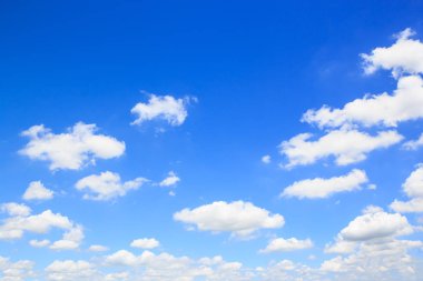 Mavi gökyüzü arkaplanlı bulutlar.