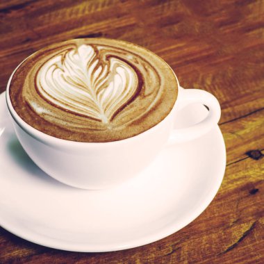 Latte üzerinde ahşap masa kahve fincan