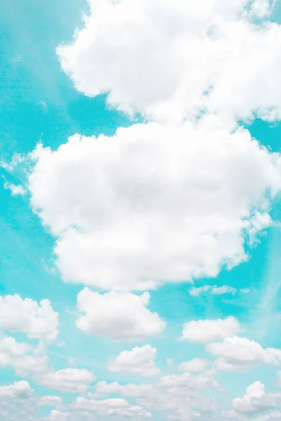 Mavi gökyüzü arkaplanlı bulutlar. — Stok fotoğraf