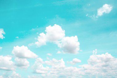 Mavi gökyüzü arkaplanlı bulutlar.