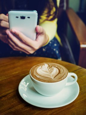 Latte Kahve Kupası smartphone içinde tutan kadın ahşap tablo 