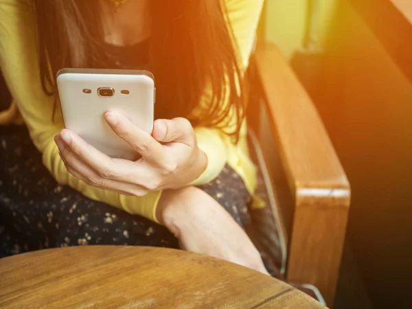 Mulher usando smartphone no café. — Fotografia de Stock