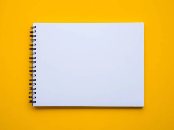 Bloco de notas em fundo amarelo — Fotografia de Stock