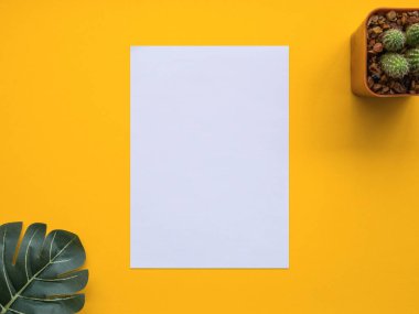 Tasarım düz görüntü çalışma masası ile ofis malzemeleri yatıyordu 