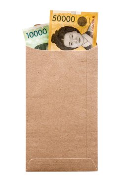 Beyaz arka plan üzerinde izole zarf içinde Kore banknot.