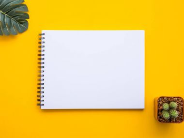 Tasarım düz görüntü çalışma masası ile ofis malzemeleri yatıyordu 