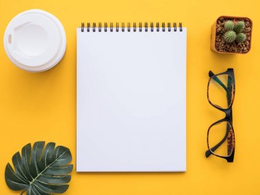 Tasarım düz görüntü çalışma masası ile ofis malzemeleri yatıyordu 